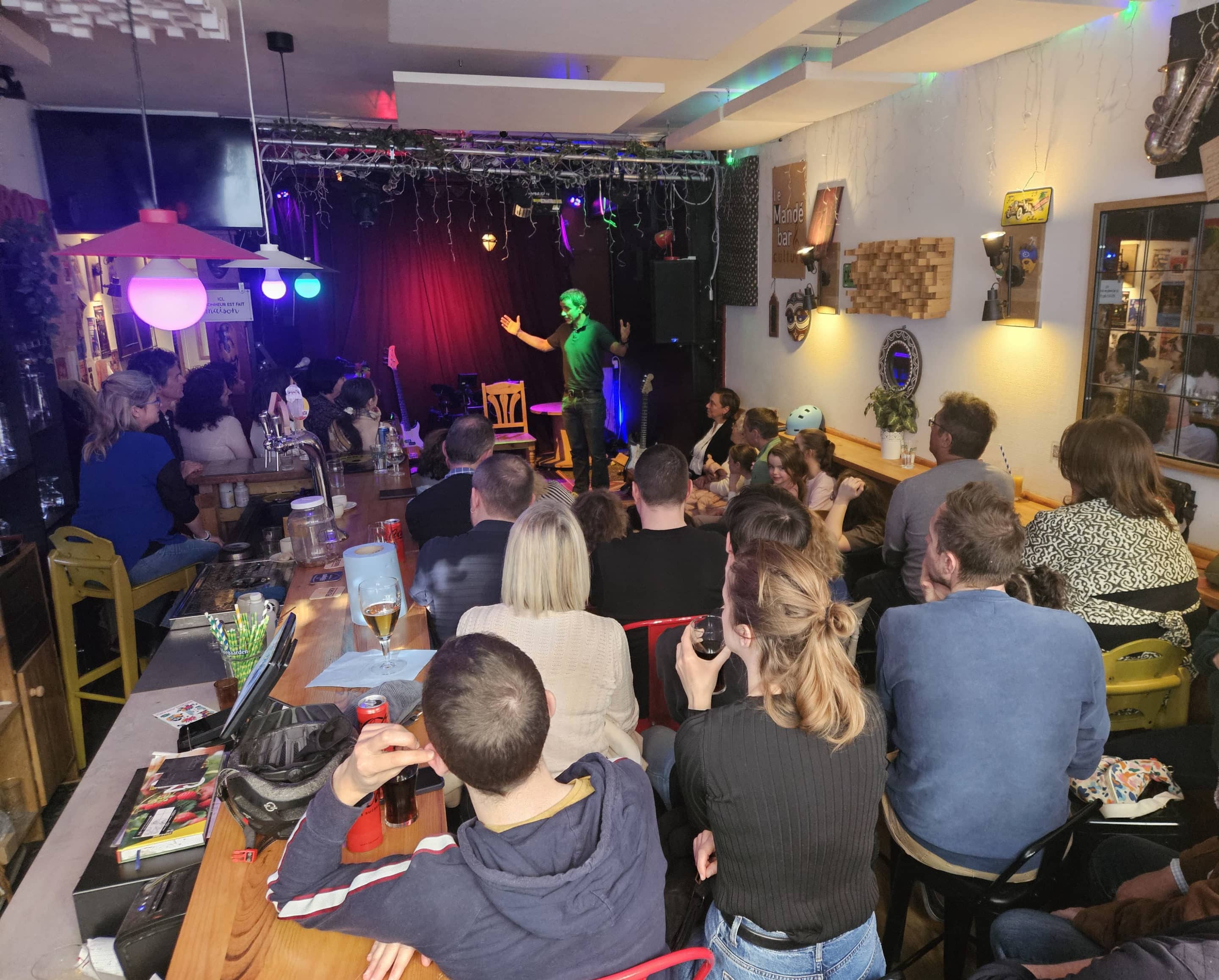 Public le public écoutant les apprentis conteurs de la compagnie au café lillois le Mandé bar.