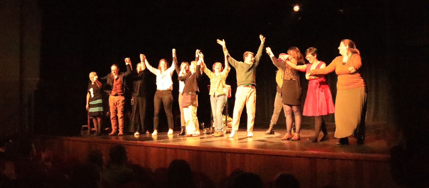 Les conteurs saluent le spectacle à la fin du festival