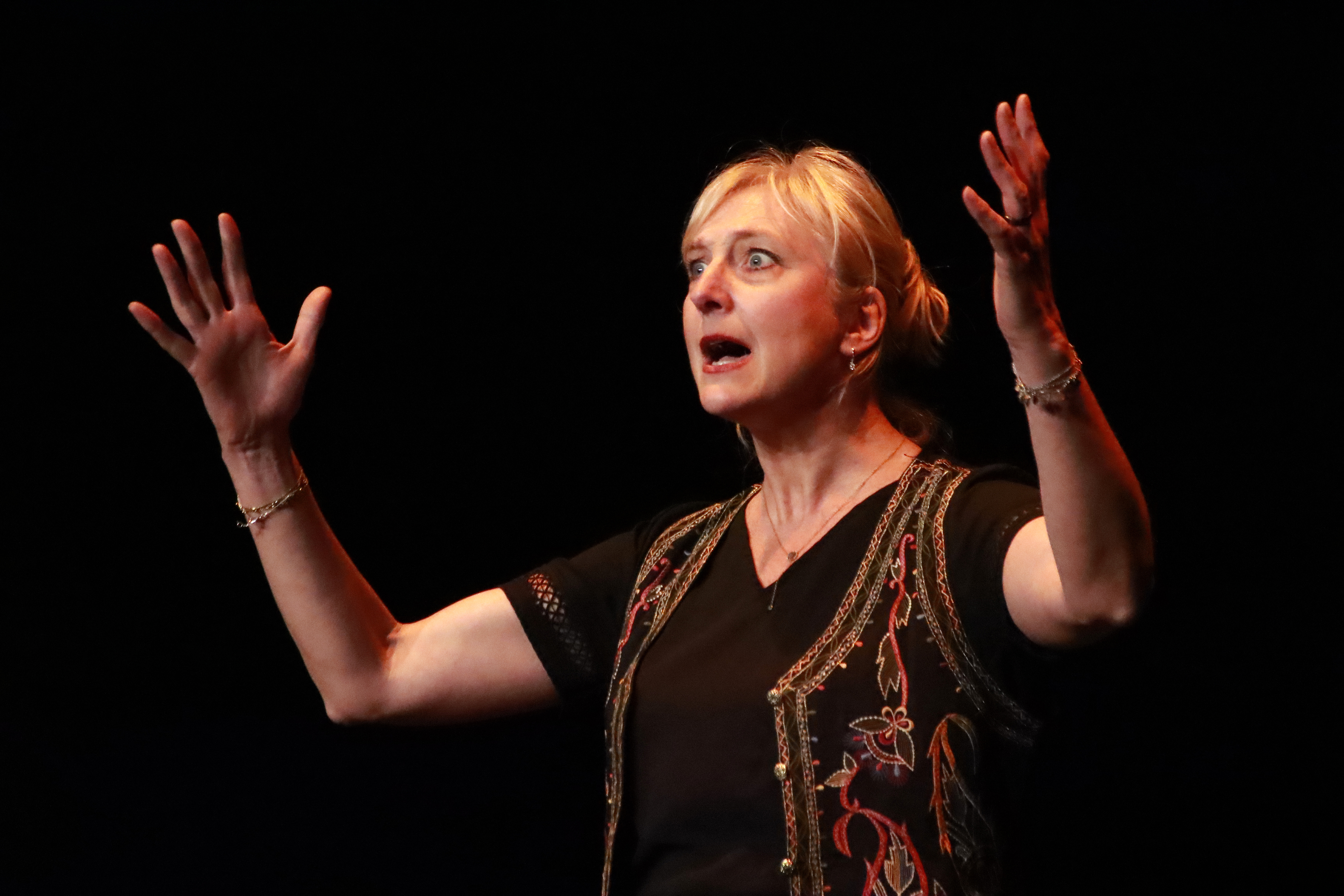 conteuse de la compagnie dans le spectacle Presqu'îles