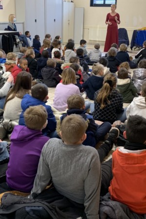 enfants dans une école écoutant une conteuse