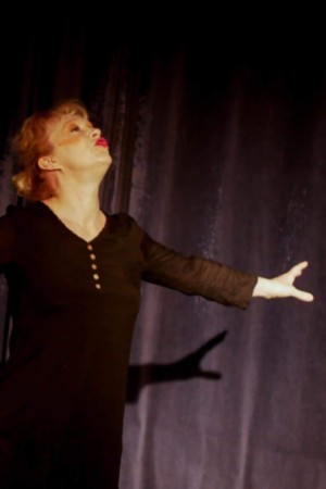 la conteuse interprétant le spectacle "As-tu peur?"