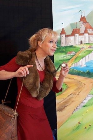 conteuse montra au public ses accessoires pour raconter les histoires