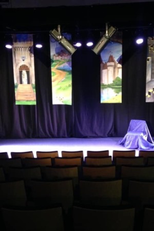 décors du spectacle "Le château en enchanté" installé sur la scène d'un théâtre